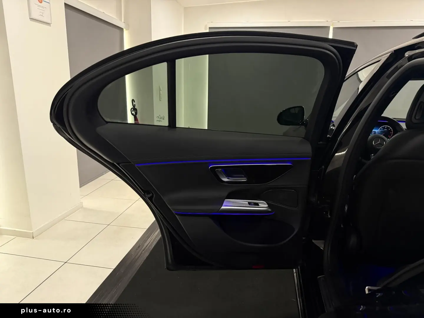 MERCEDES-BENZ E 220 d 9G AMG-LINE PANO KAM DISTR. NIGHT LED