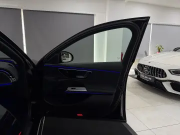 MERCEDES-BENZ E 220 d 9G AMG-LINE PANO KAM DISTR. NIGHT LED
