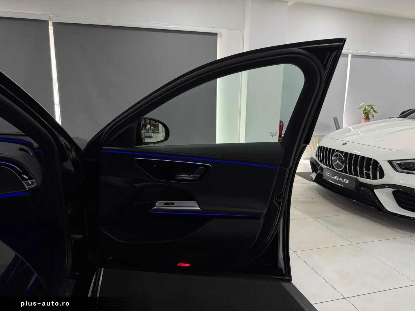 MERCEDES-BENZ E 220 d 9G AMG-LINE PANO KAM DISTR. NIGHT LED