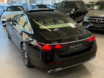 MERCEDES-BENZ E 200 DISTR PANO MEMORY 360  KEYLESS