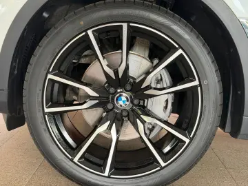 BMW X7 xDrive 40i AHK 7-SITZE 360  PANO MEMORY LASER