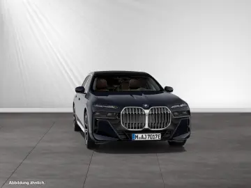 BMW 750e xDrive TV