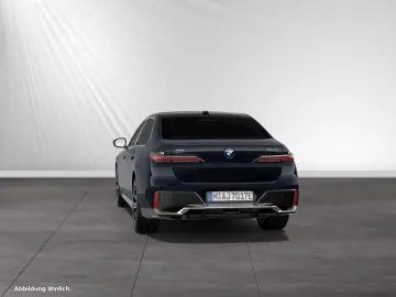 BMW 750e xDrive TV