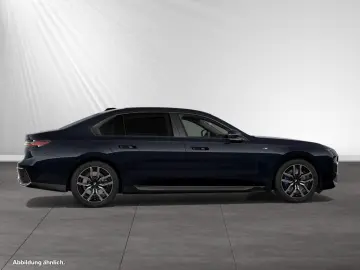 BMW 750e xDrive TV