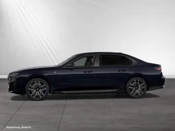 BMW 750e xDrive TV