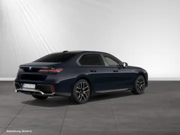 BMW 750e xDrive TV