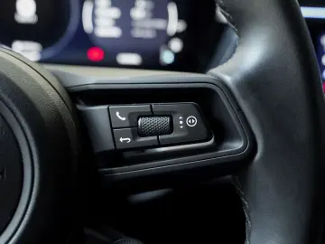 PORSCHE Macan 4 Surround View Luftfederung Panoramadach