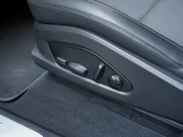 PORSCHE Macan 4 Surround View Luftfederung Panoramadach