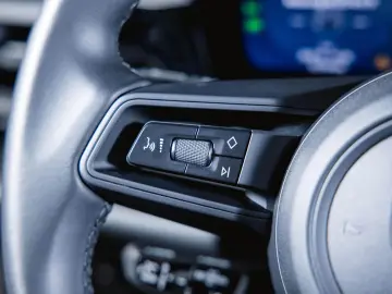 PORSCHE Macan 4 Electric Panoramadach Servolenkung Plus