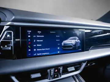 PORSCHE Macan 4 Electric Panoramadach Servolenkung Plus