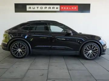 PORSCHE Macan 4 Electric LUFT PANO 18W MATRIX ACC HAL 21