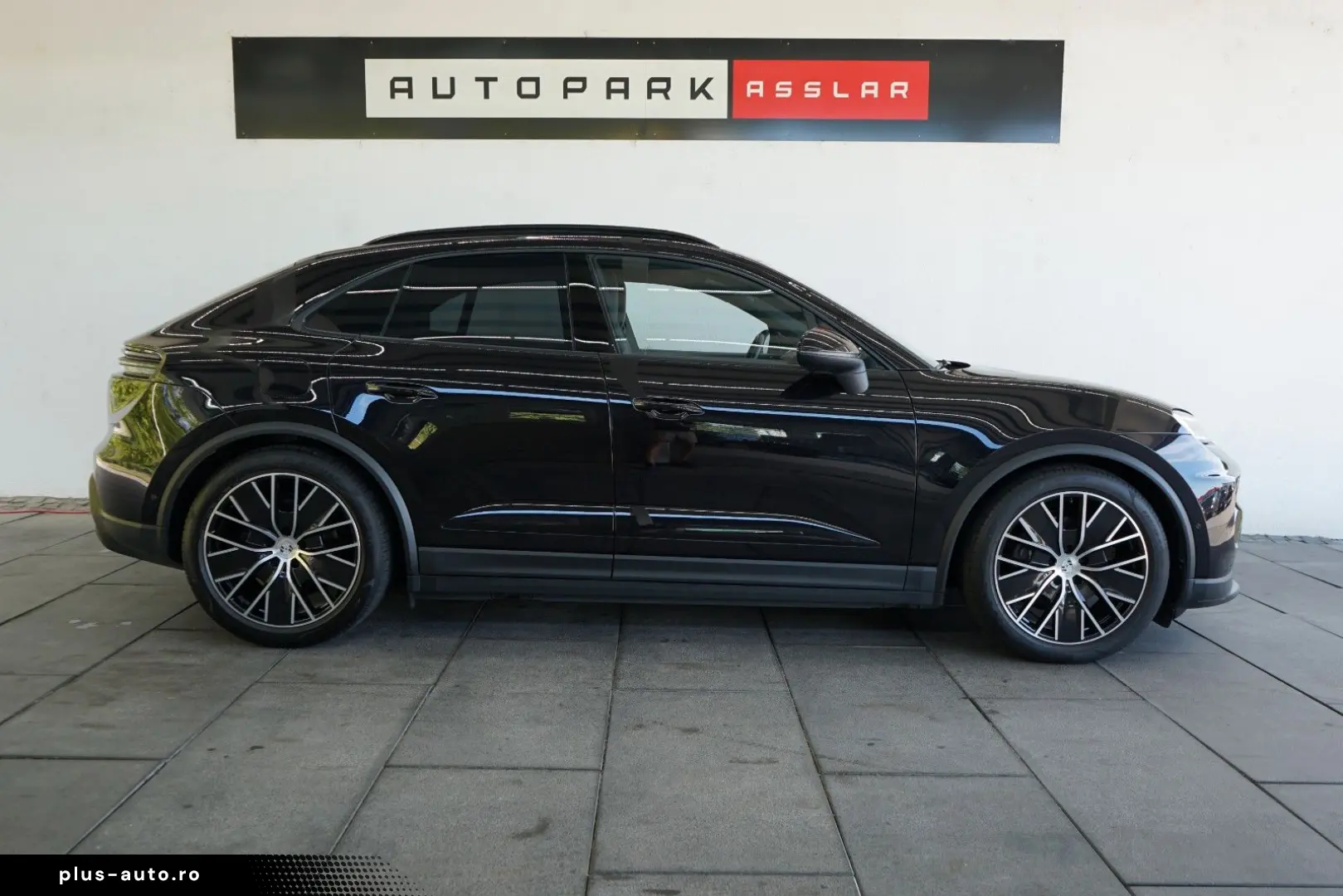 PORSCHE Macan 4 Electric LUFT PANO 18W MATRIX ACC HAL 21