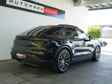PORSCHE Macan 4 Electric LUFT PANO 18W MATRIX ACC HAL 21