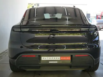 PORSCHE Macan 4 Electric LUFT PANO 18W MATRIX ACC HAL 21
