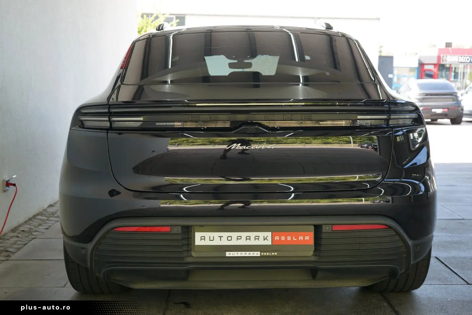 PORSCHE Macan 4 Electric LUFT PANO 18W MATRIX ACC HAL 21