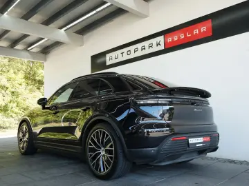 PORSCHE Macan 4 Electric LUFT PANO 18W MATRIX ACC HAL 21
