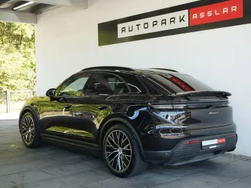 PORSCHE Macan 4 Electric LUFT PANO 18W MATRIX ACC HAL 21