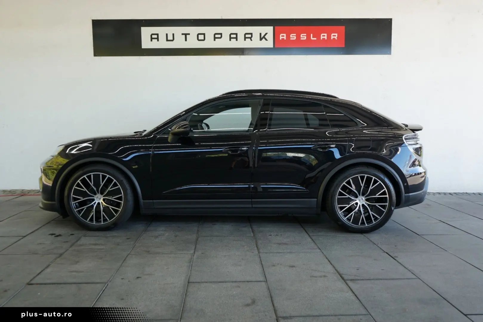 PORSCHE Macan 4 Electric LUFT PANO 18W MATRIX ACC HAL 21
