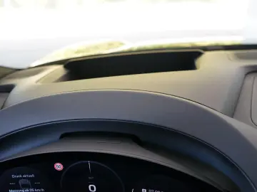 PORSCHE Macan 4 Electric LUFT PANO 18W MATRIX ACC HAL 21