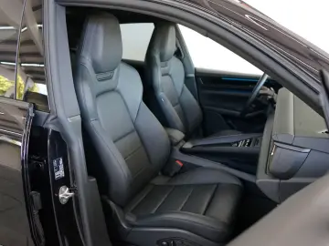 PORSCHE Macan 4 Electric LUFT PANO 18W MATRIX ACC HAL 21