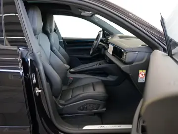 PORSCHE Macan 4 Electric LUFT PANO 18W MATRIX ACC HAL 21