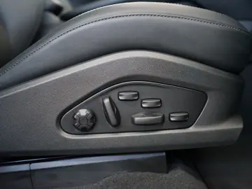 PORSCHE Macan 4 Electric LUFT PANO 18W MATRIX ACC HAL 21