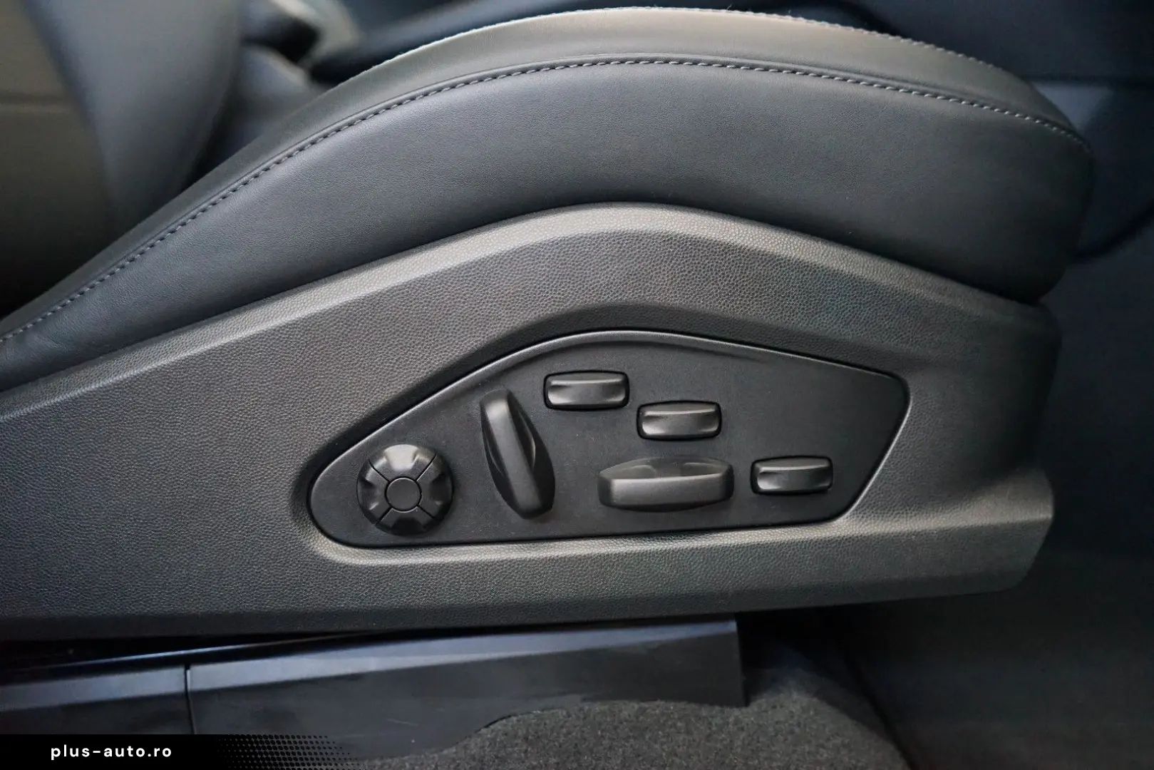 PORSCHE Macan 4 Electric LUFT PANO 18W MATRIX ACC HAL 21
