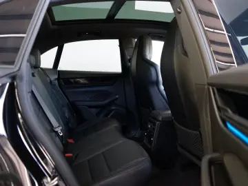 PORSCHE Macan 4 Electric LUFT PANO 18W MATRIX ACC HAL 21