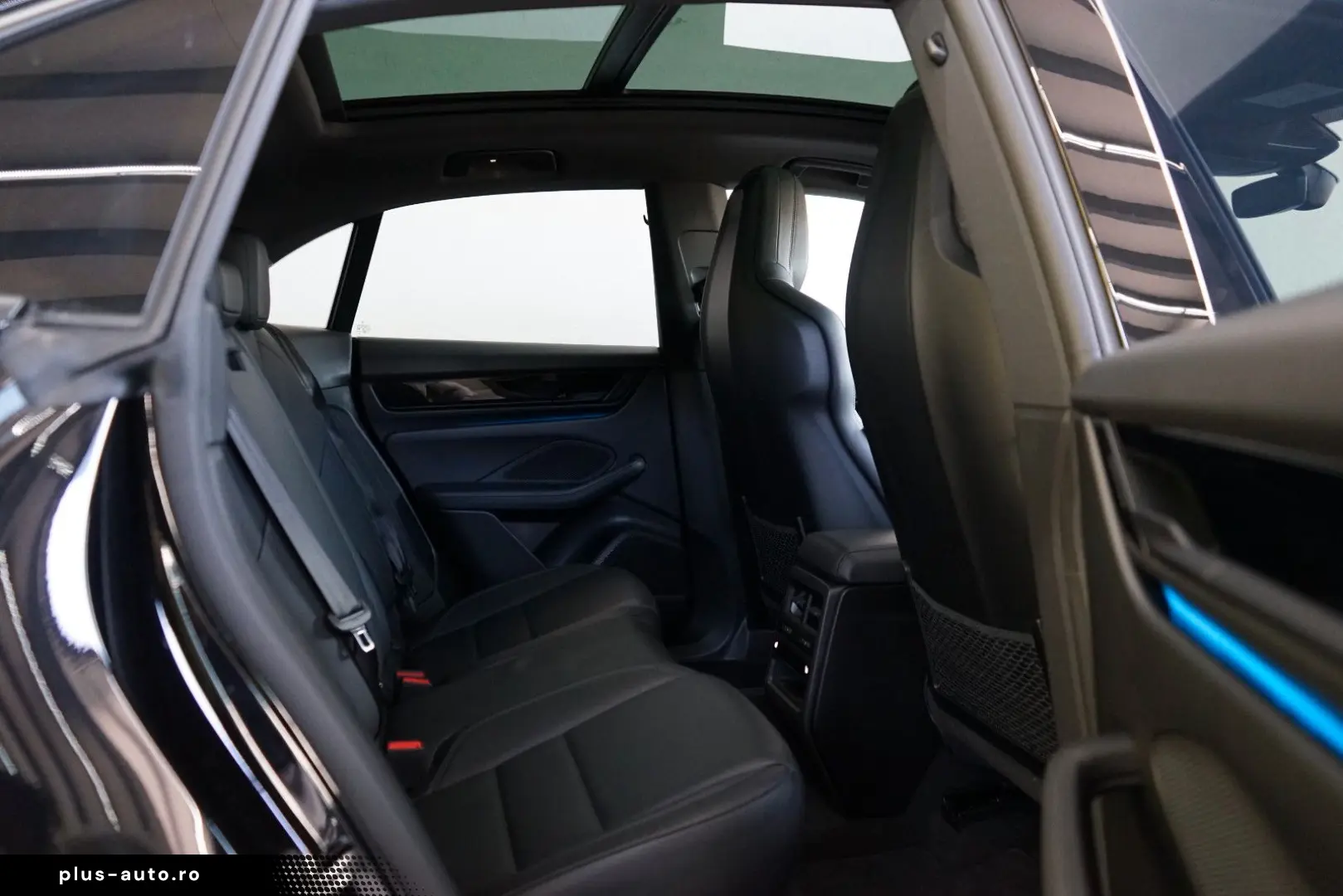 PORSCHE Macan 4 Electric LUFT PANO 18W MATRIX ACC HAL 21