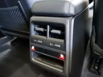 PORSCHE Macan 4 Electric LUFT PANO 18W MATRIX ACC HAL 21