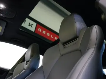 PORSCHE Macan 4 Electric LUFT PANO 18W MATRIX ACC HAL 21