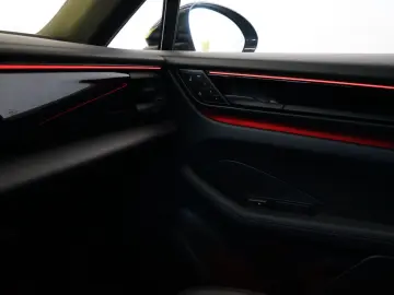 PORSCHE Macan 4 Electric LUFT PANO 18W MATRIX ACC HAL 21