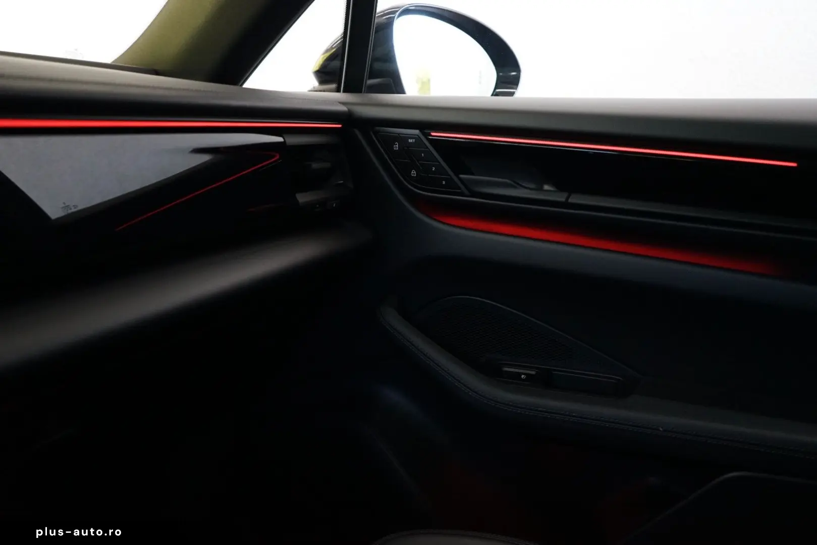 PORSCHE Macan 4 Electric LUFT PANO 18W MATRIX ACC HAL 21