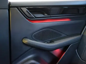 PORSCHE Macan 4 Electric LUFT PANO 18W MATRIX ACC HAL 21