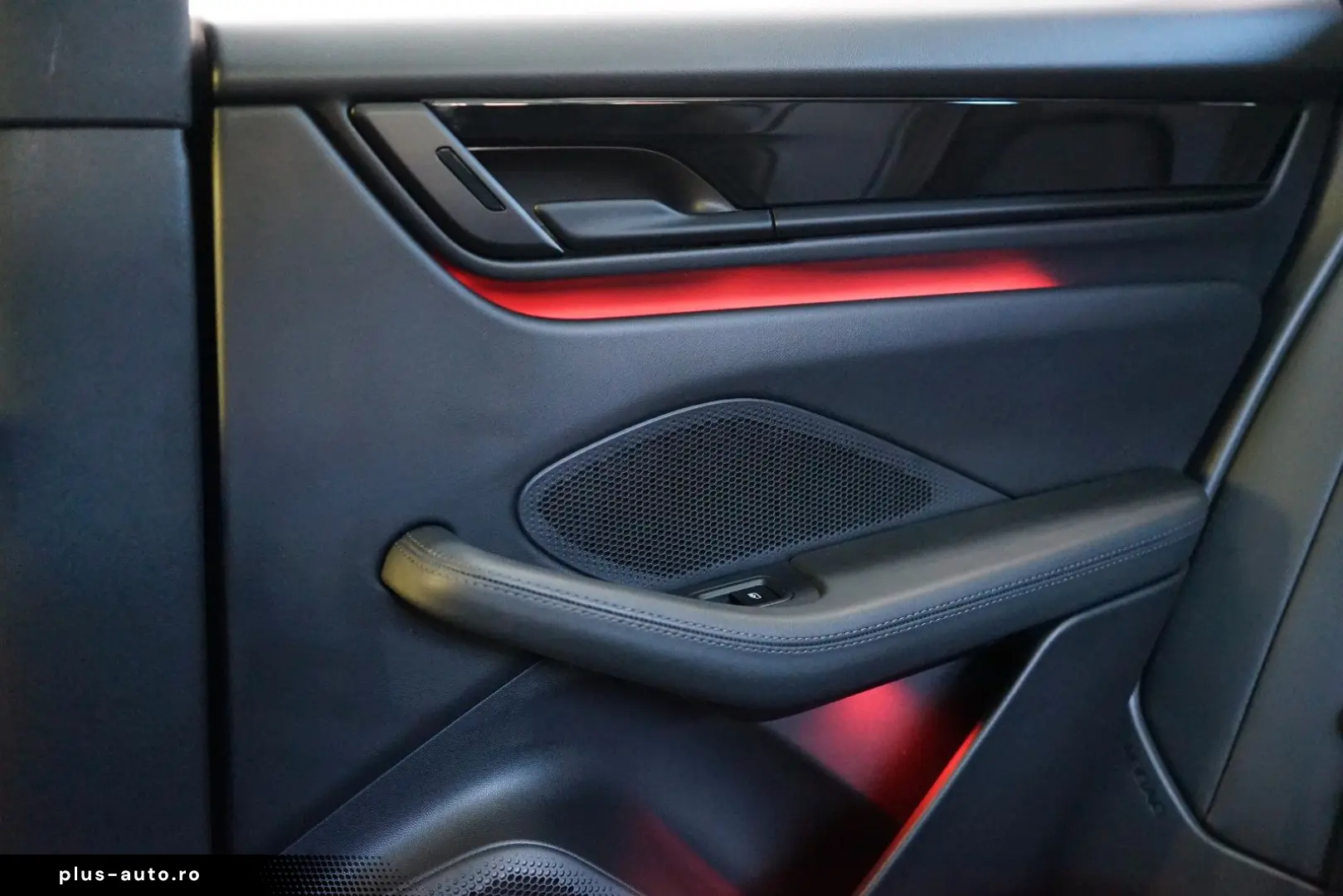 PORSCHE Macan 4 Electric LUFT PANO 18W MATRIX ACC HAL 21