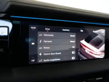 PORSCHE Macan 4 Electric LUFT PANO 18W MATRIX ACC HAL 21
