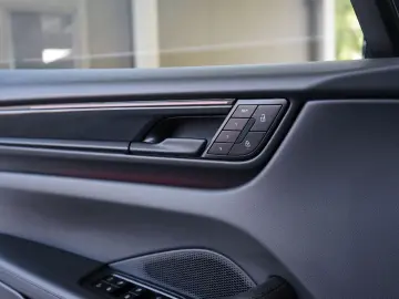 PORSCHE Macan 4 Electric LUFT PANO 18W MATRIX ACC HAL 21
