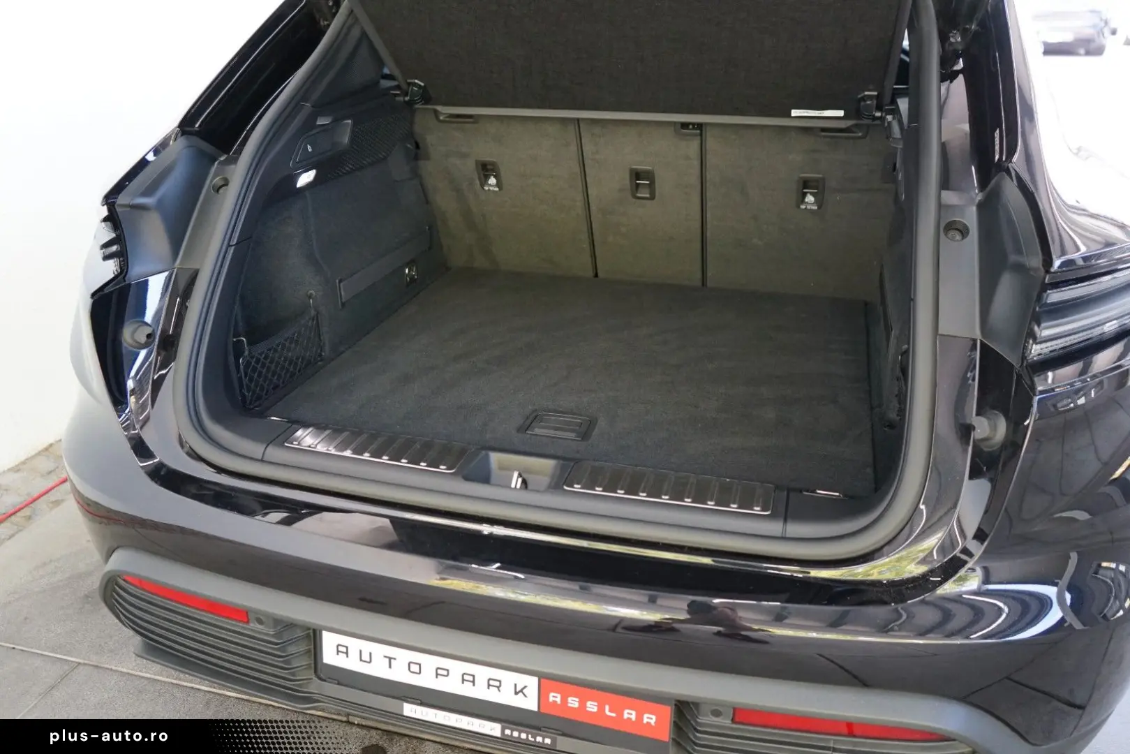 PORSCHE Macan 4 Electric LUFT PANO 18W MATRIX ACC HAL 21