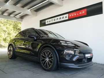 PORSCHE Macan 4 Electric LUFT PANO 18W MATRIX ACC HAL 21