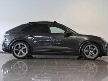 PORSCHE Macan 4 AHK Luftfederung Pano ACC HUD 21-Zoll