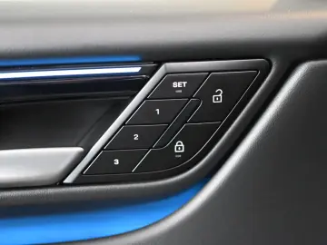 PORSCHE Macan 4 AHK Luftfederung Pano ACC HUD 21-Zoll