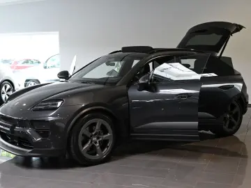 PORSCHE Macan 4 AHK Luftfederung Pano ACC HUD 21-Zoll