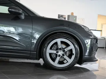 PORSCHE Macan 4 AHK Luftfederung Pano ACC HUD 21-Zoll