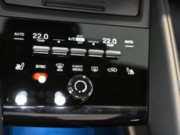 PORSCHE Macan 4 AHK Luftfederung Pano ACC HUD 21-Zoll