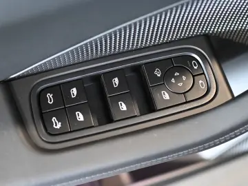 PORSCHE Macan 4 AHK Luftfederung Pano ACC HUD 21-Zoll