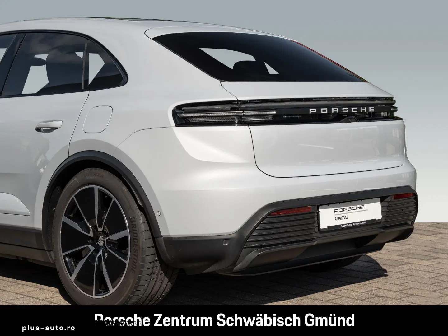 PORSCHE Macan 4 InnoDrive Surround-View BOSE PASM 21-Zol