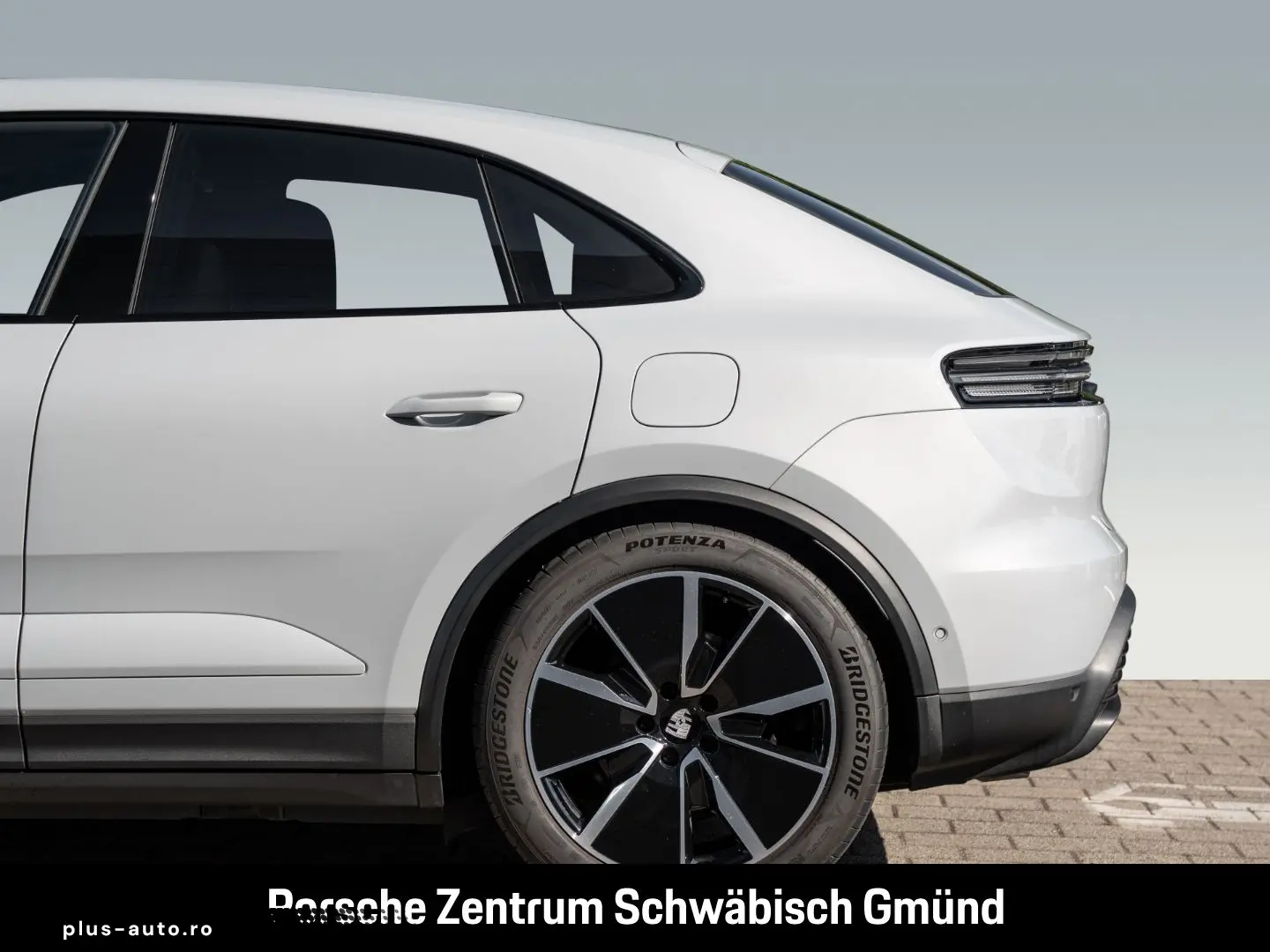 PORSCHE Macan 4 InnoDrive Surround-View BOSE PASM 21-Zol