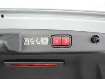 MERCEDES-BENZ E 220 d 4M  AMG Dig.Light HUD Leder Su…