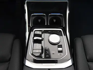 BMW 740d xDrive M Sport Pro ACC Pano B&W HUD AHK LED