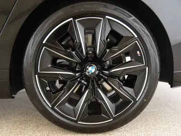 BMW 740d xDrive M Sport Pro ACC Pano B&W HUD AHK LED